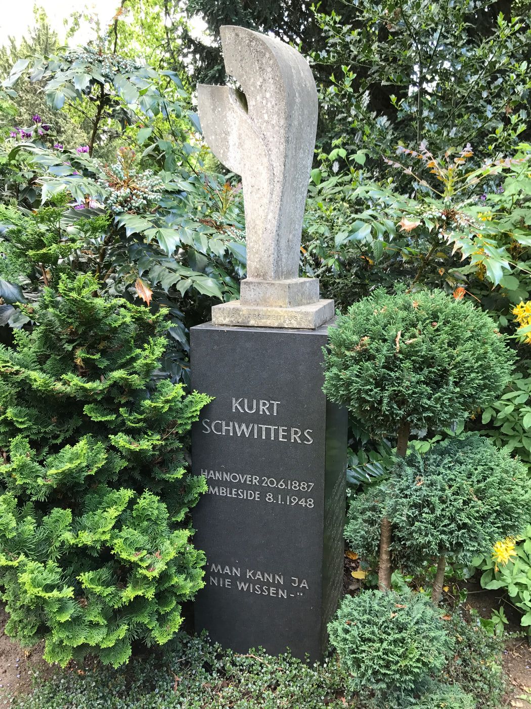 Grabstätte von Kurt Schwitters auf Stadtfriedhof Engesohde